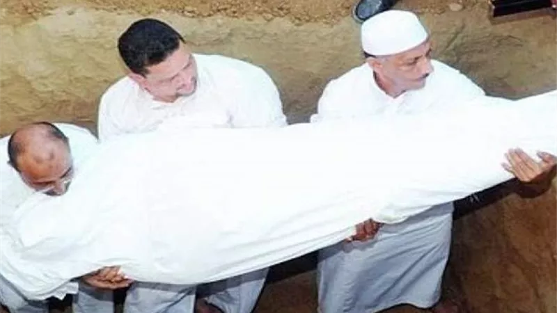 يعود من الموت أثناء التحضير لجنازته