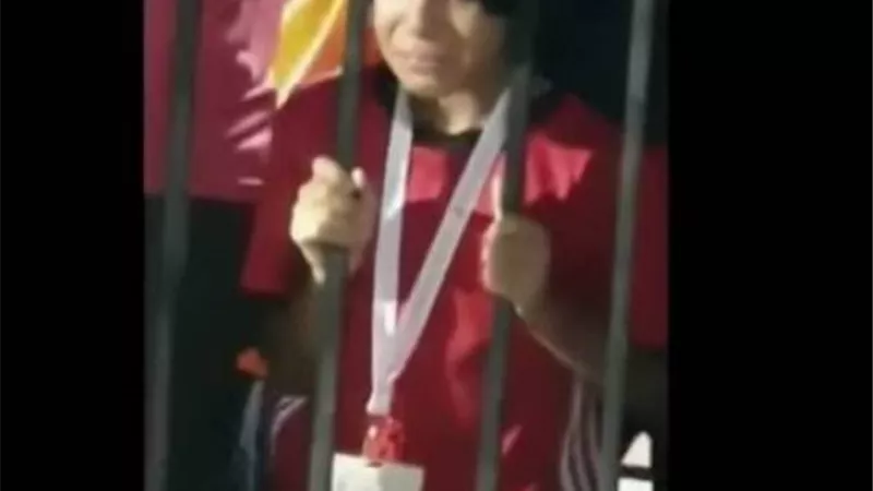 عمرو أديب يواسى طفل حزين يبكى من أجل المنتخب.. فيديو