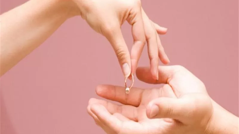 فى حال فسخ الخطوبة..هل الشبكة من حق المرأة أم الرجل؟