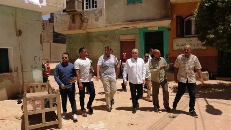 محافظ الأقصر يتابع أعمال الرصف وتركيب الإنترلوك بشوارع المدينة