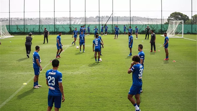 لاعب فريق شباب الاهلى يواصل التأهيل فى معسكر اسبانيا
