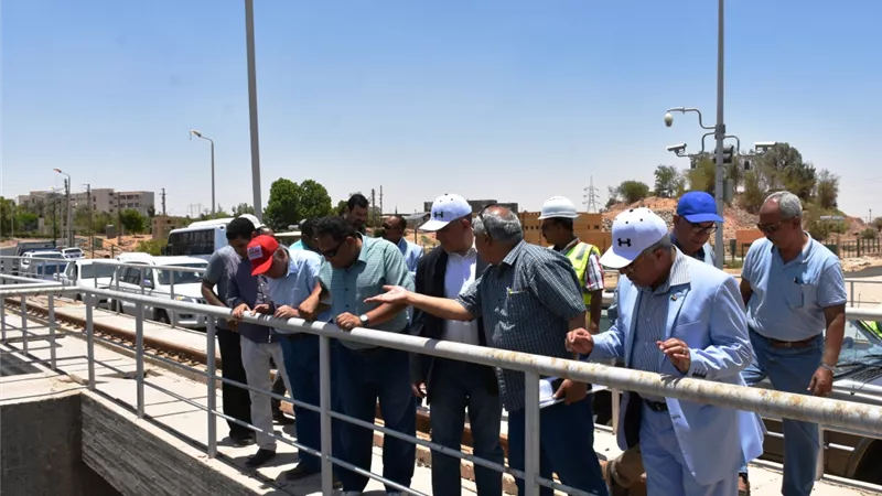 وزير الرى ومحافظ أسوان يتفقدا أعمال الحماية من السيول وكوبر خزان أسوان وبعض مشروعات الوزارة