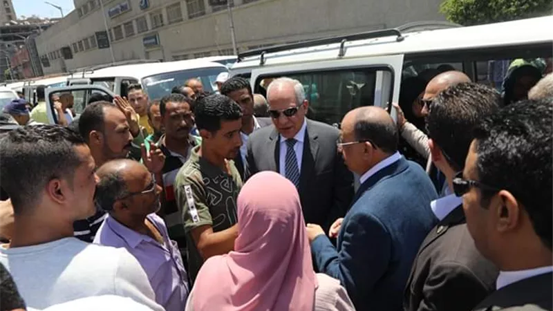 وزير التنمية المحلية ومحافظ الجيزة يتفقدان مواقف سيارات السرفيس بالجيزة