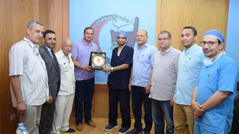 استشاري مناظير الصدر بانجلترا يجري ١١ عملية جراحية بمستشفي سوهاج الجامعي