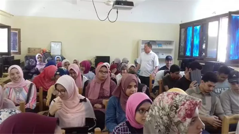 تدريب طلاب الثانوي وأسرهم علي استخدام التابلت ومواجهة مشاكله