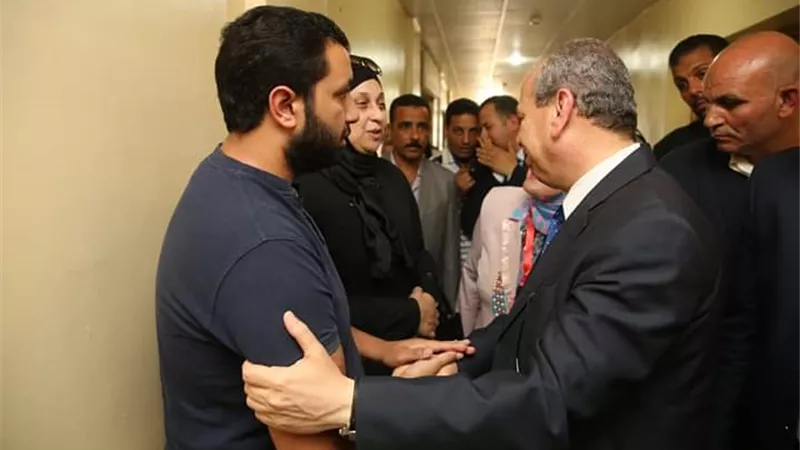 محافظ كفرالشيخ يقدم واجب العزاء لمديرة المتابعة بالتربية والتعليم فى وفاة نجلها