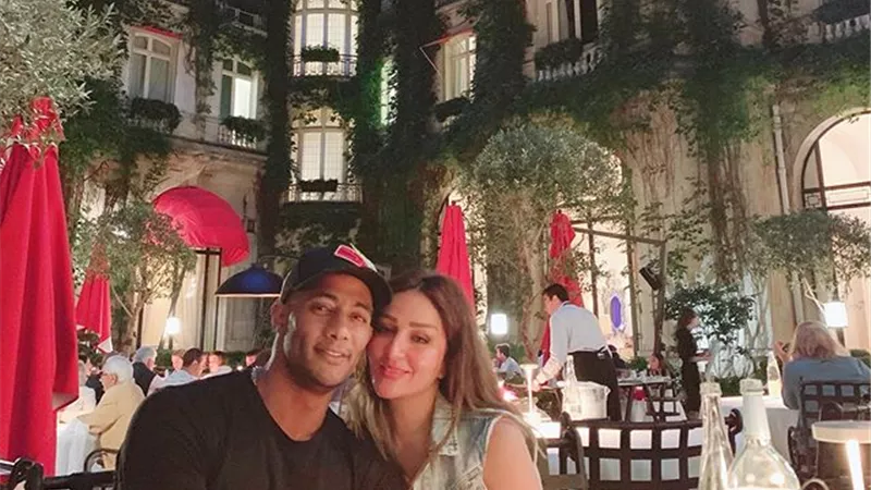 صورة لمحمد رمضان زوجته فى لندن يشعلان 