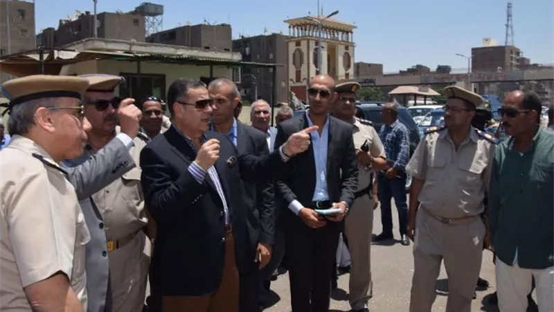 محافظ بنى سويف فى جوله بمواقف السيارات بعد التعريفة