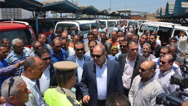 محافظ الغربية يتفقد مواقف السيارات ويؤكد انتظام حركة النقل بالتعريفة الجديد٠٠ويتوعد المخالفين صور