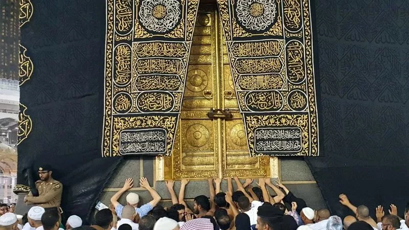 هل لمس البيت الحرام أثناء الطواف يبطله؟