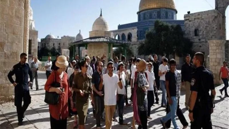 عشرات المستوطنين المتطرفين يقتحمون الأقصى بحراسة الاحتلال الاسرئيلى