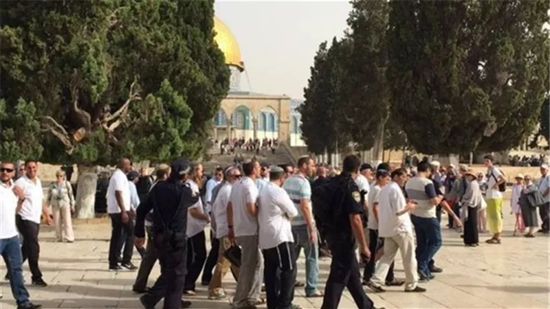 عشرات المستوطنين يقتحمون المسجد الأقصى