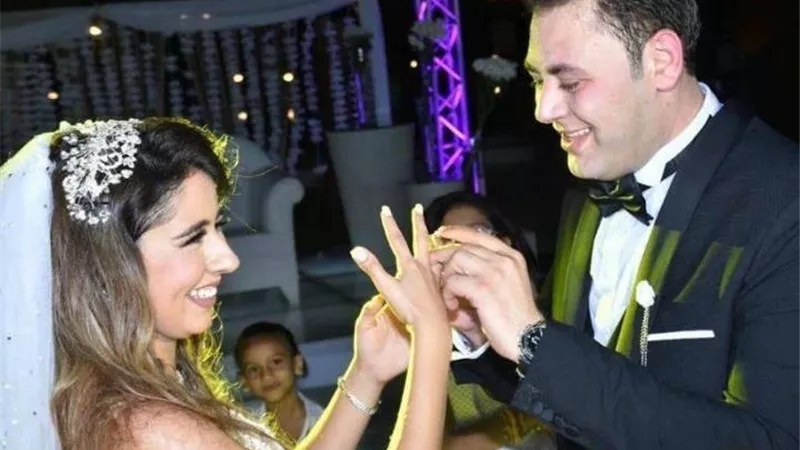 رزق يداعب زوجته بكلمات رقيقة فى عيد زواجهما
