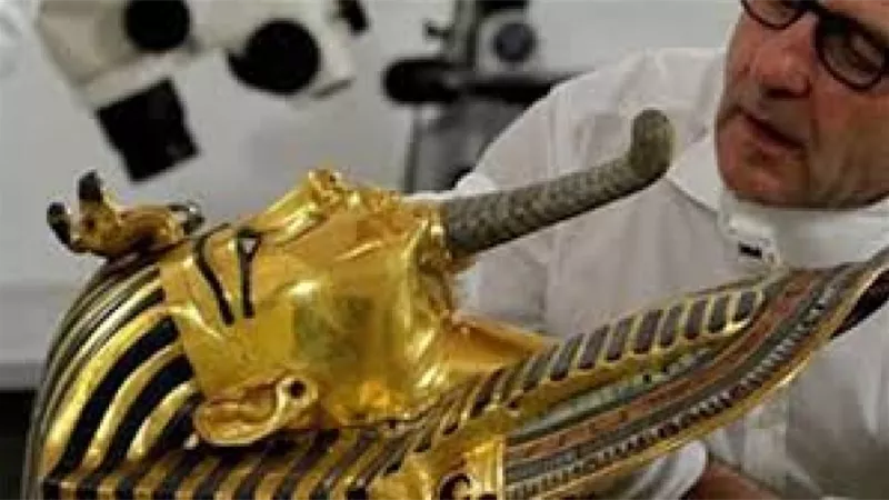 مصر تخاطب الإنتربول لتعقب قطع أثرية بيعت بمزاد في لندن