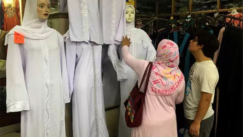 ما هى هيئة ملابس الإحرام للرجل والمرأة؟..الإفتاء تجيب