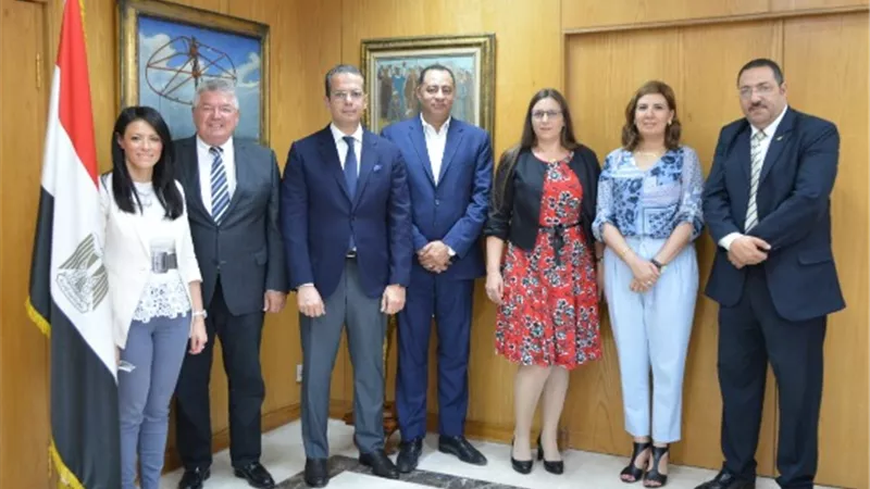 وزارة السياحة تبحث تطوير وتحديث مركز القيادة الآمنة التابع للاتحاد المصرى للغرف