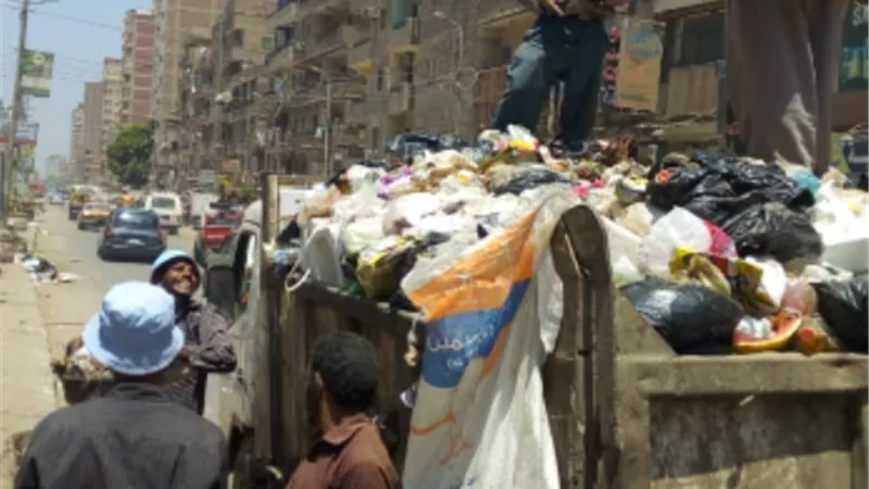 مصادرة جراربمقطورة يلوث البيئة بحى ثان الزقازيق ودهان شوارع غرب