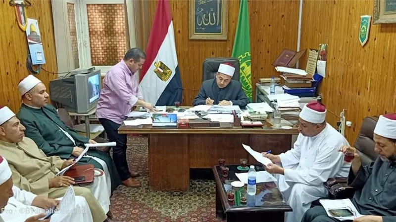 أوقاف القليوبية تواجه السلبية بحملة (معا لتحطيم وانا مالي )