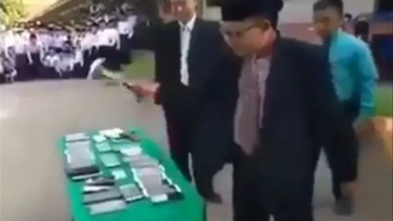 بسبب تدني المستوى التعليمي .. مدير مدرسة يحطم هواتف الطلبة .. صور