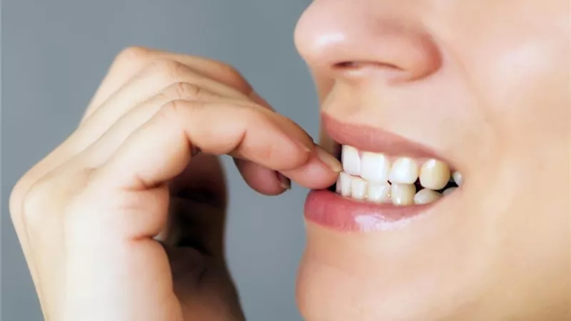 ما حكم من قضم أظافره ناسيًا وهو محرم؟..المفتي يجيب