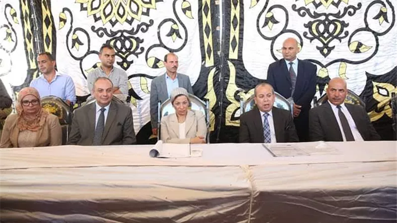 وزيرة البيئة ومحافظ كفرالشيخ يشهدان جلسة المشاركة المجتمعية