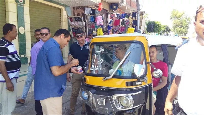 نائب رئيس مدينة فايد يدون التعريفة على واجهات التوكتوك ..صور