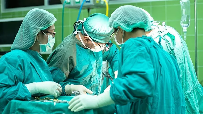 يحتاج لجراحة في أذنه اليمنى فيفاجئه الأطباء بإجرائها في اليسرى