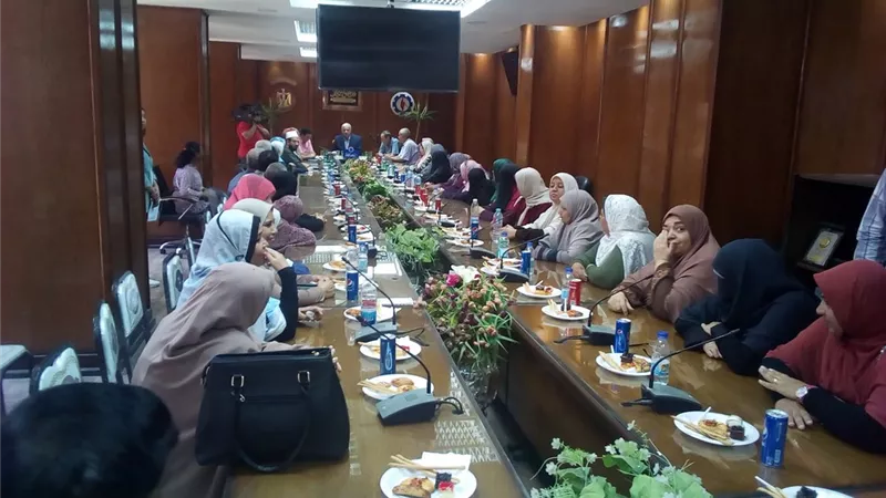 محافظ السويس يكرم العاملين بالديوان العام والأحياء ممن بلغوا سن المعاش