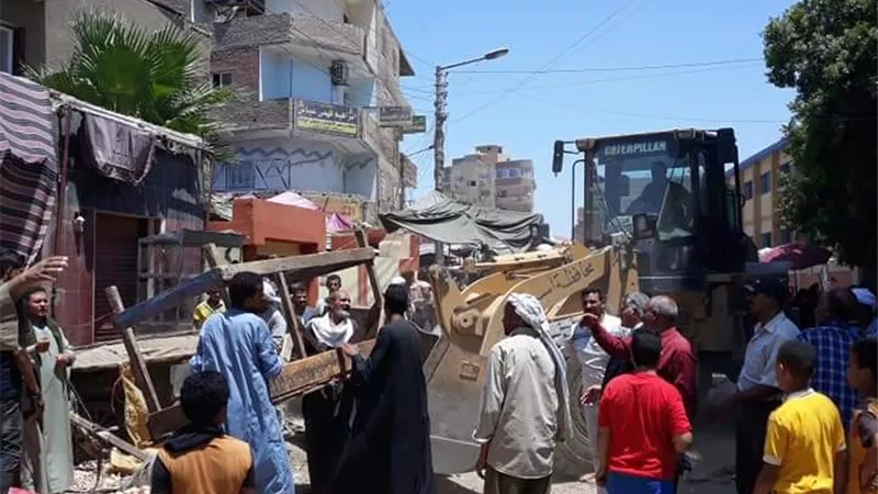 مجلس مدينة ابنوب يشن حملة اشغالات مكبرة على السوق والنافورة