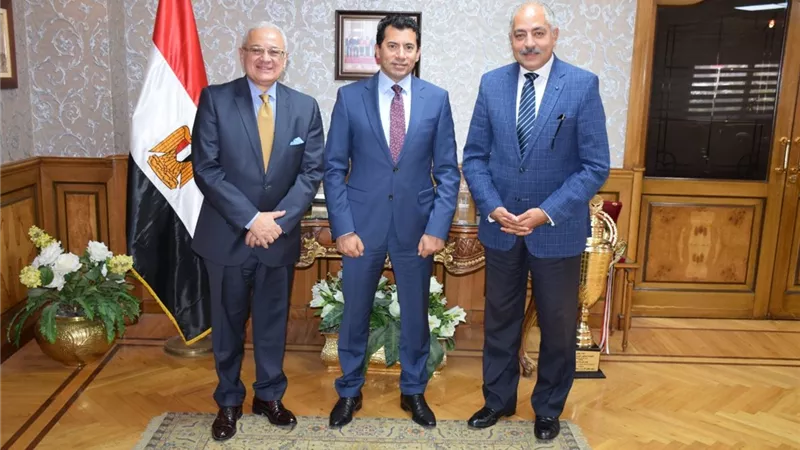 وزيرالشباب يبحث تطوير المنشات الرياضية وزيادة الاستثمارات بالساحل الشمالي والعلمين