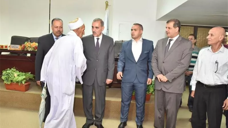 محافظ أسيوط يسلم 10 عقود جديدة لتقنين الاراضى ويطالب بتكثيف الجهود للإسراع بالمنظومة