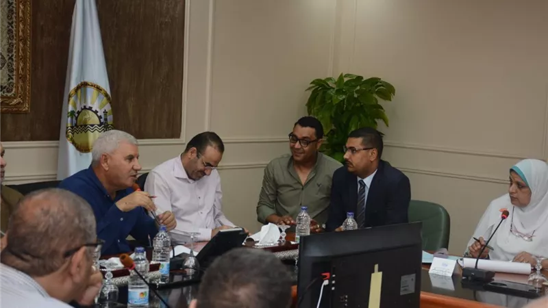 محافظ مطروح خلال لقاء المواطنين منح معاش شهري لسيدة و صرف علاج لنجلى أخرى