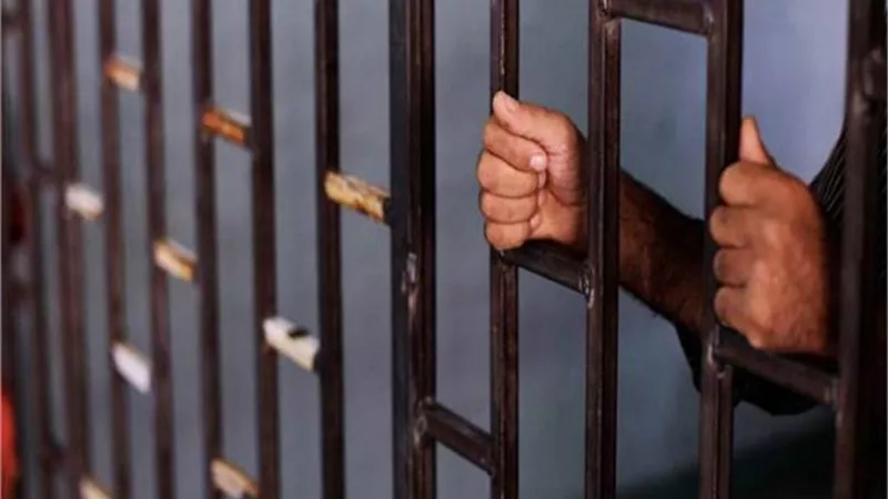 المشدد 10 سنوات ل 4 عاطلين لسرقتهم سيارة بالاكراه