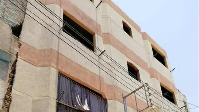 مدينة الأقصر تواصل طلاء واجهات المنازل باللون الموحد