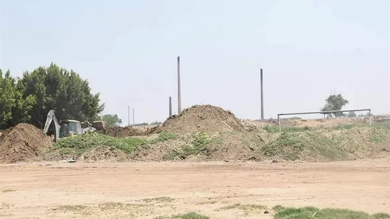 التعدي على أرض ملعب مركز شباب دهتوره بزفتى وتحويله الى مستعمرة لألقاء المخلفات