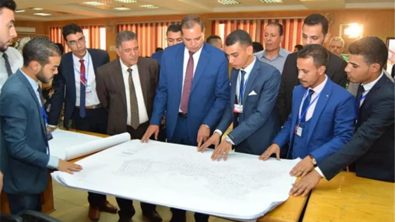 خريجي هندسة سوهاج يعرضون مشروعات تخرجهم بحضور رئيس الجامعة..صور