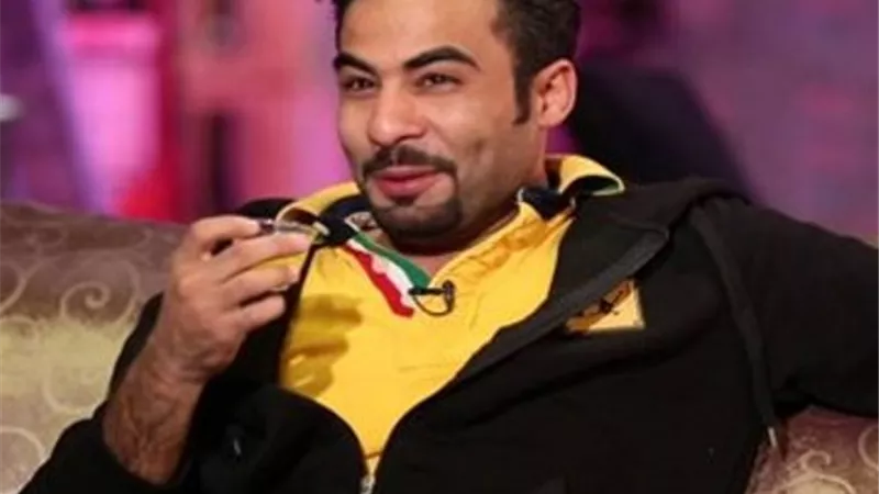 فنان مشهور يشرب لبن الحمير ويدعو جمهوره لتناوله . . فيديو