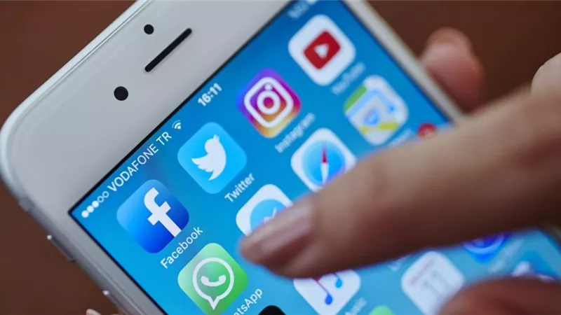 فتشت هاتف زوجها دون إذنه.. فتعرضت للمحاكمة