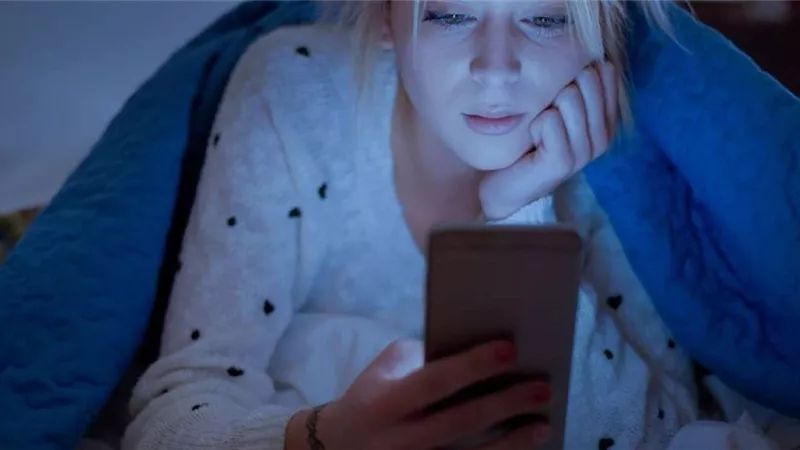 صدق او لا تصدق.. استخدام المحمول ليلا يزيد من وزنك.. دراسة علمية