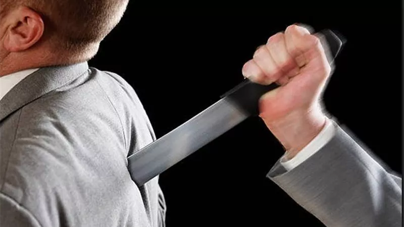 يمزق جسد صديقه بسبب خلافات الجيرة