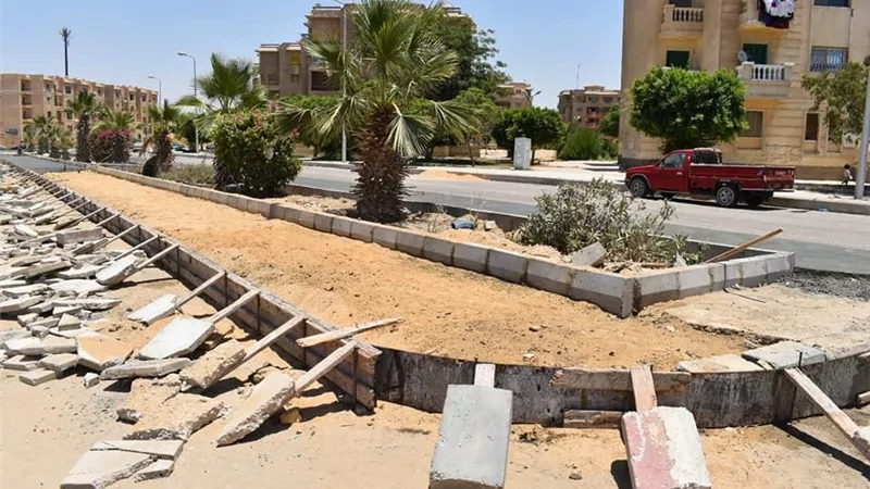 الإسكان: رفع كفاءة الطرق بالشروق وإقامة منفذ لتوفير السلع بحدائق أكتوبر