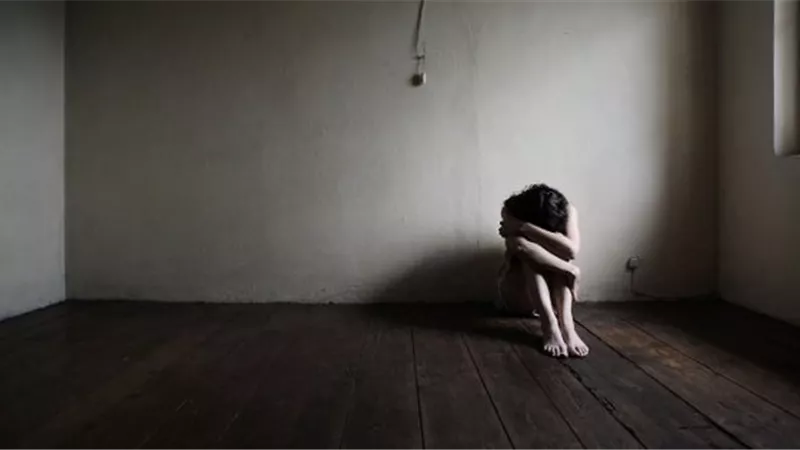 الأم تجبر ابنتها على العيش مع جثة جدتها . . ثلاث سنوات