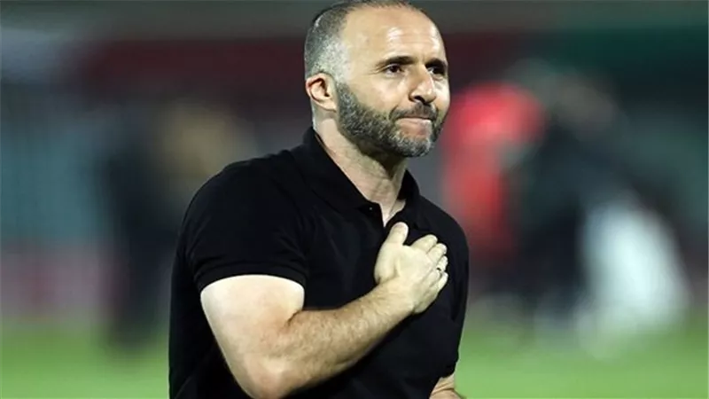 مدرب منتخب الجزائر يتفقد أرضية ملعب استاد القاهرة