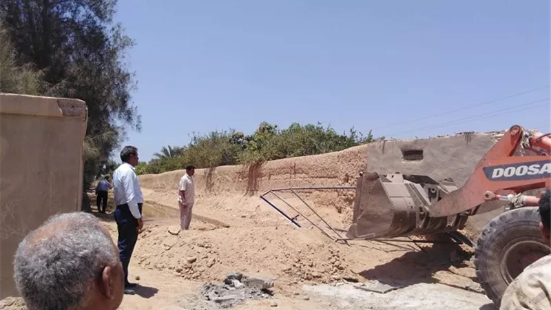 فتح شارع يغلق الطريق بين مزرعتين للإنتاج الحيواني بأبوحماد