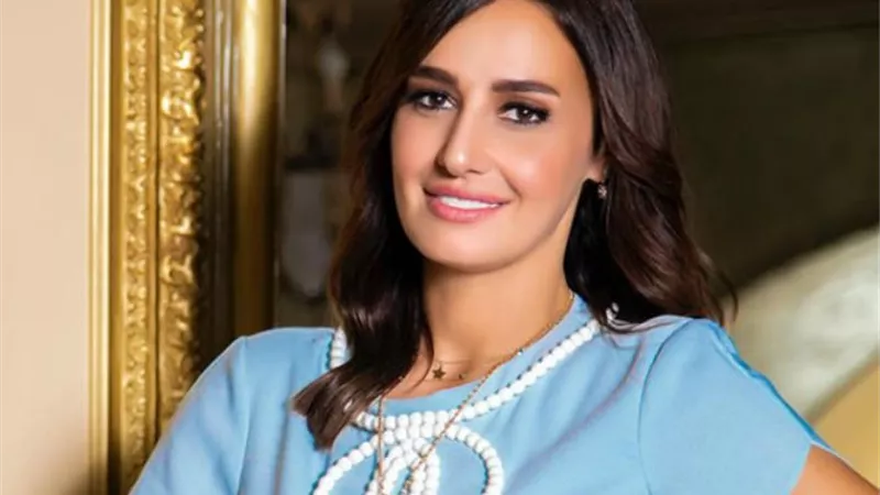 حلا شيحة تشعل السوشيا ميديا بفستان رمادى ..صور