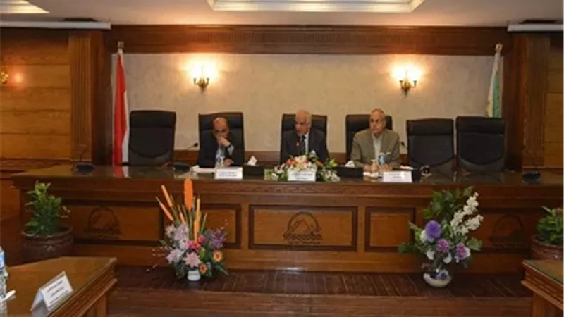 محافظ الجيزة يبحث تطوير مواقف السرفيس بالمحافظة