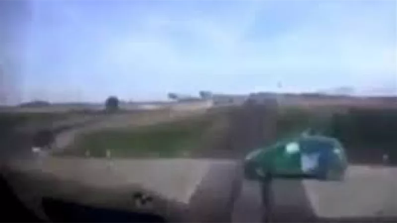 قطار يسحق تاكسي وركابه خلال عبورهم خط سكة حديد