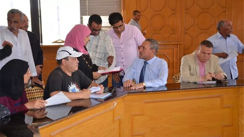 محافظ الإسماعيلية يواصل لقاءات خدمة المواطنين .. صور