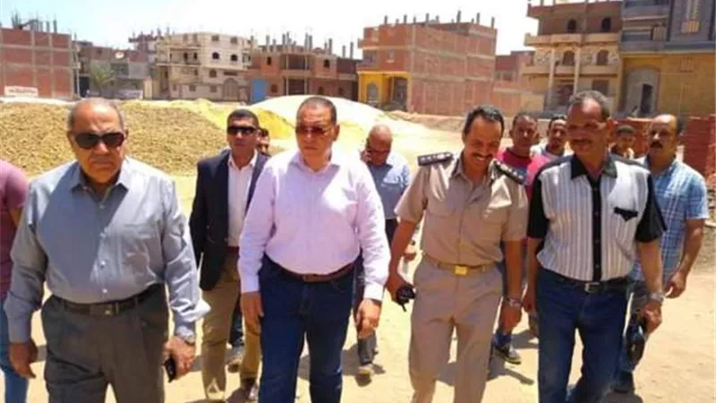 غراب يأمر بمصادرة لودر وجرار بشونة مقامة بالمخالفة بكفر أبراش بمشتول السوق