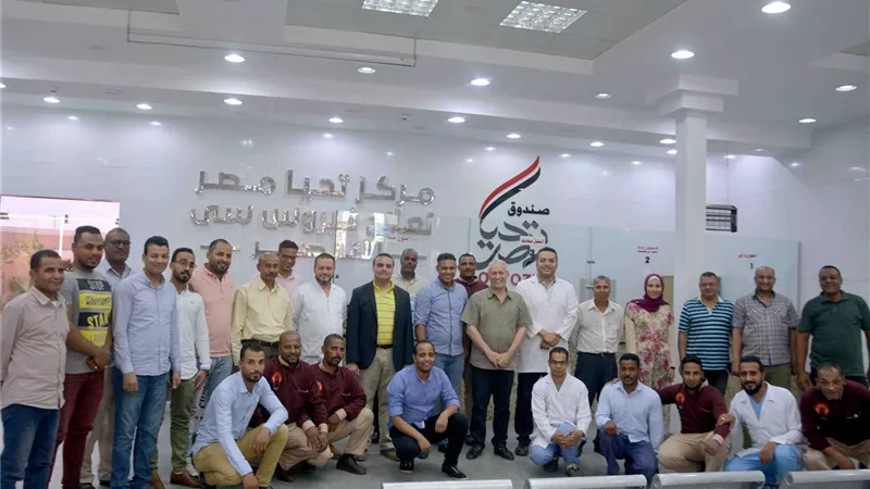 محافظ الأقصر يتابع العمل بمركز تحيا مصر لعلاج فيروس سى